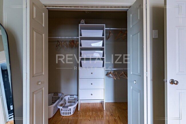 Building Photo - Fully Furnished Townhome w/ Private Garage