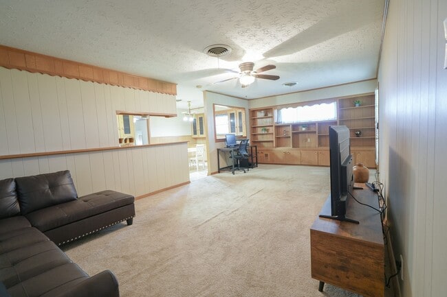Building Photo - 1702 Ivie Lee St