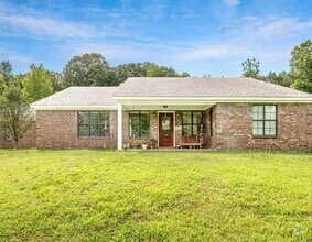 Building Photo - Country living at its best!!