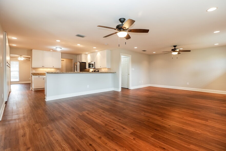 Building Photo - 2228 Treehaven Cir