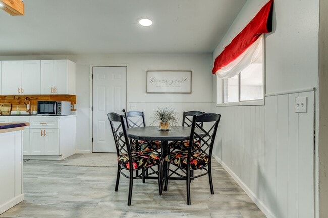 Building Photo - Chic 3 Bedroom in Caprock