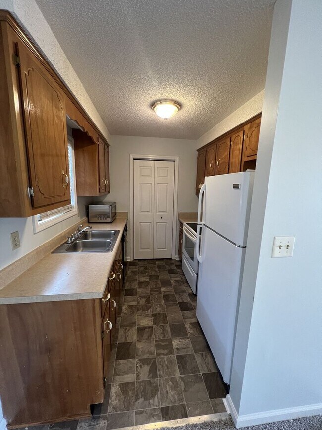 Building Photo - 185 Monarch Ln