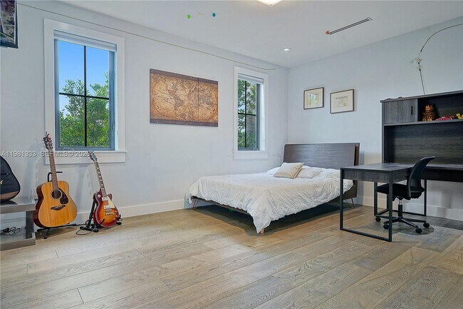 Building Photo - 3747 Prairie Ave