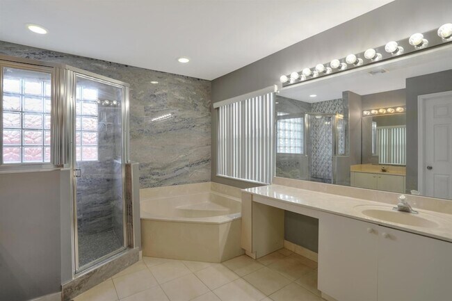 Building Photo - 4066 Cresent Creek St