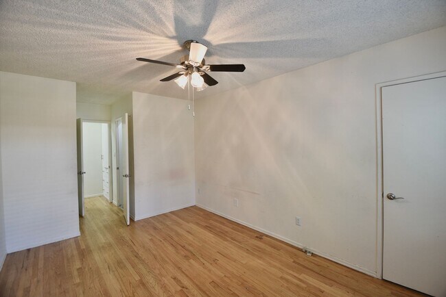 Building Photo - 5852 Hazeltine Ave