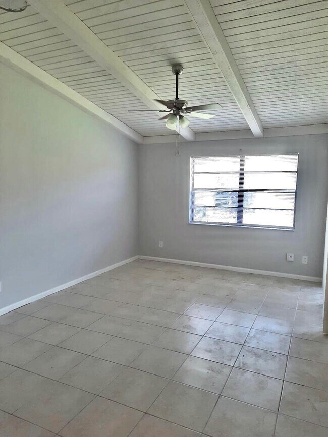 Building Photo - 463 Glenwood Dr