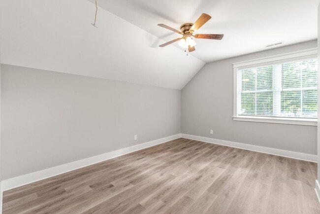 Building Photo - Beautiful Home with a Backyard Deck in Bid...