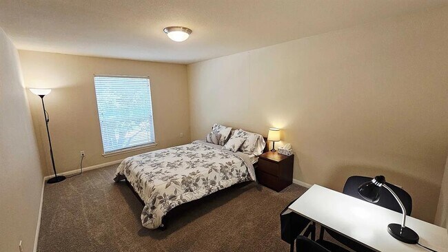 Building Photo - 702 Old Ravine Ct