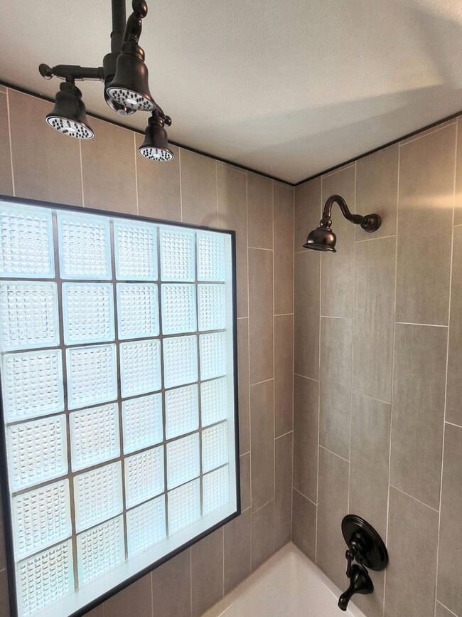 Building Photo - Charming 4 Bedroom on the North Side of Ma...