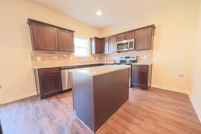 Building Photo - 5036 Vine Ln