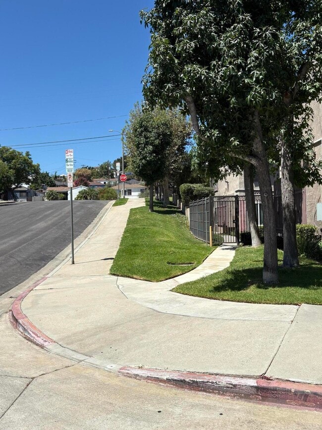 Building Photo - 2339 Lillyvale Ave