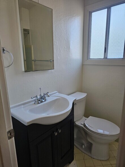 Building Photo - 836 Adams St