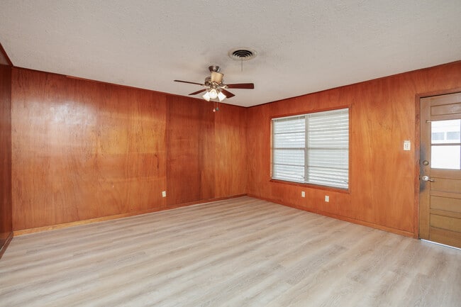Building Photo - 1137 Bradshaw Dr