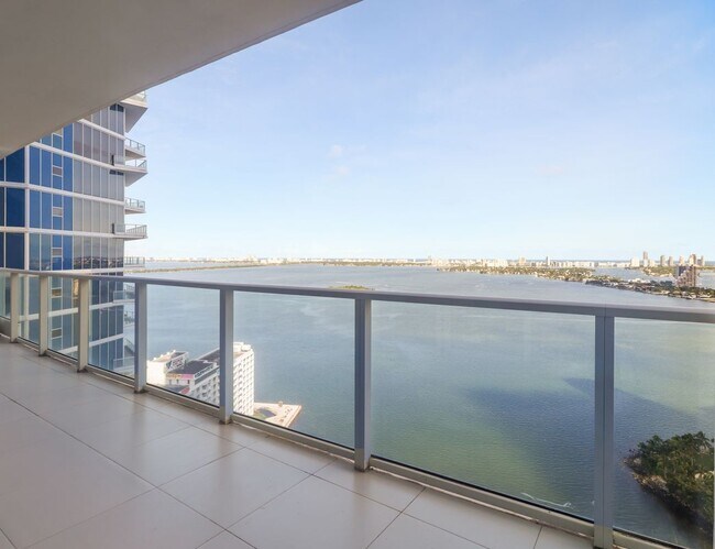 Building Photo - 2020 N Bayshore Dr
