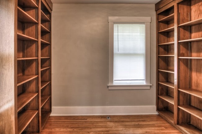 Building Photo - 4 bed in Aksarben