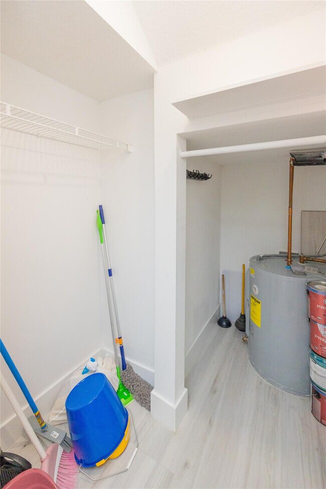 Building Photo - 50 Desford Ln