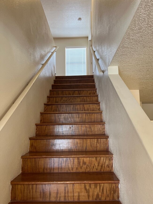 Building Photo - Fully landscaped 4 br home