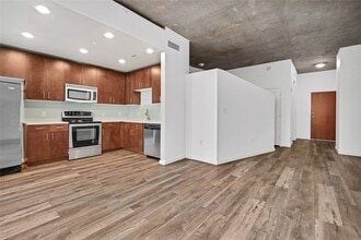 Building Photo - 5925 Almeda Rd