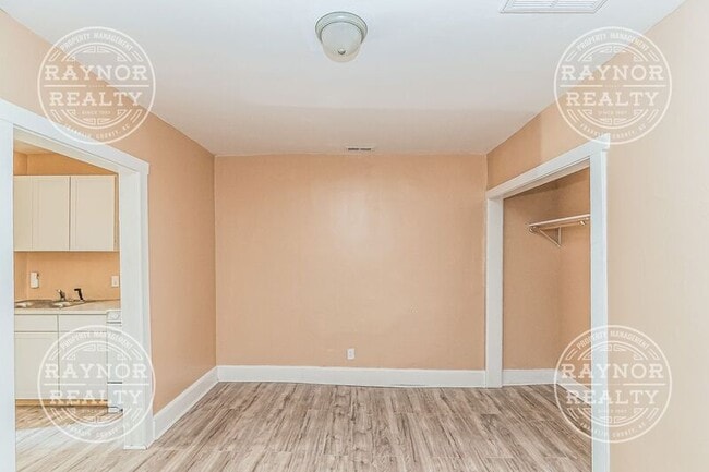 Building Photo - 641 Kenwood Ave