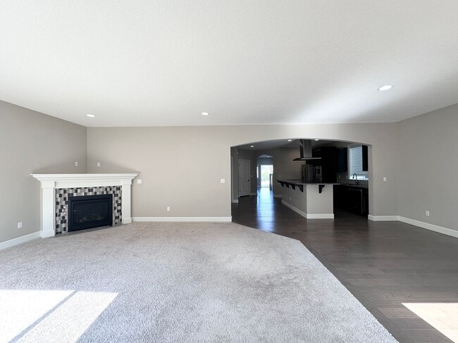 Building Photo - Stunning Modern 5 Bed 3 Bath Home in North...