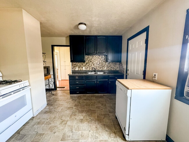 Building Photo - 1730 W Center St