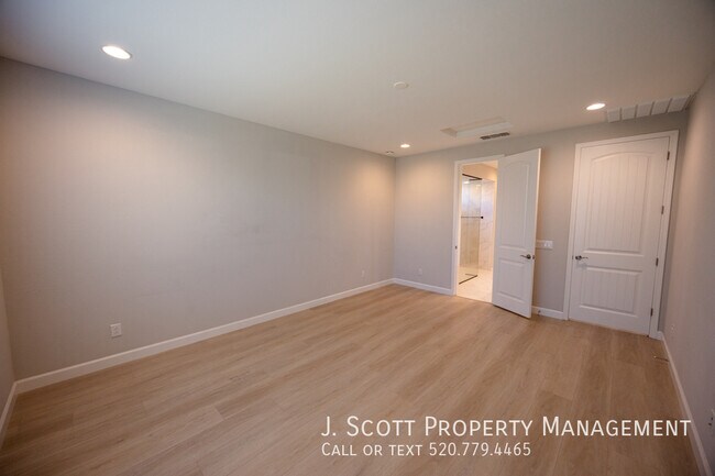 Building Photo - 5839 N 88th Ln