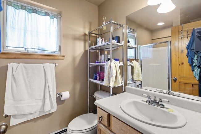 Building Photo - 408 Meadow Ct