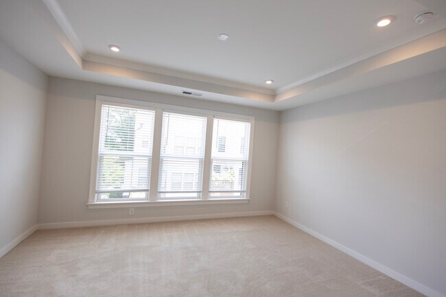 Building Photo - 2110 Holtz Ln