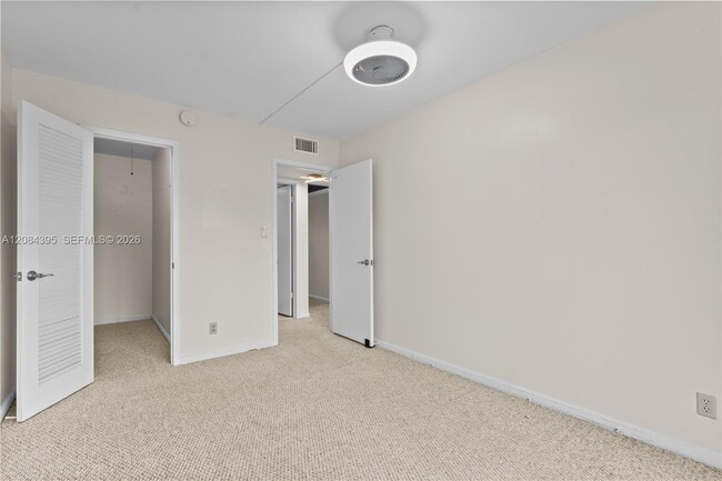 Building Photo - 523 Fanshaw M
