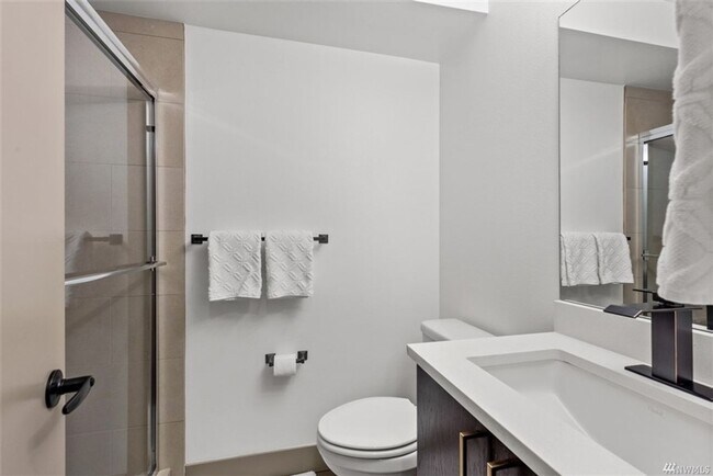 Building Photo - 2Bd/1.75Ba Seattle Townhouse