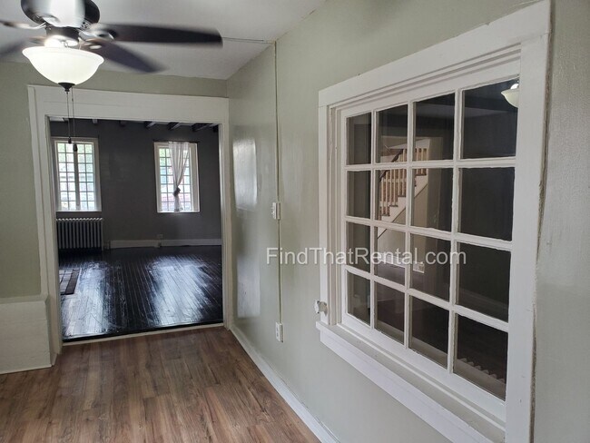 Building Photo - Downtown pet-friendly 3bd w Fenced Yard, Laundry, Screened Porch, Dishwasher, and nearby weekly f...