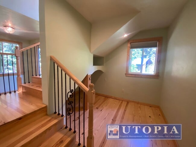 Building Photo - Gorgeous 4-bedroom, 2-bathroom Forest Lake Home with Deck, Office & Scenic Redwood Views