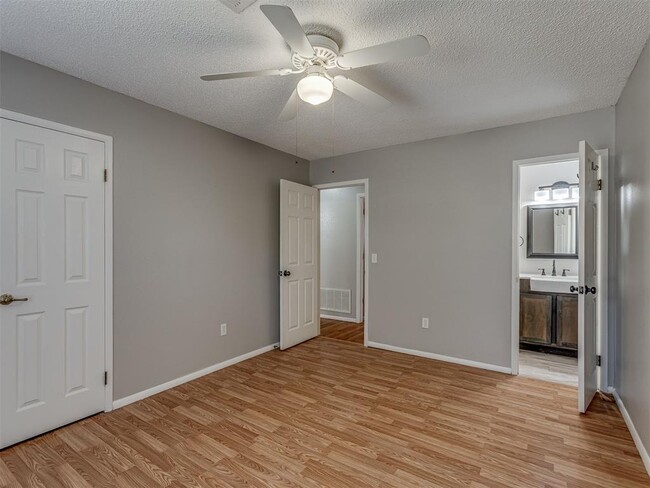 Building Photo - 724 Red Oak Terrace