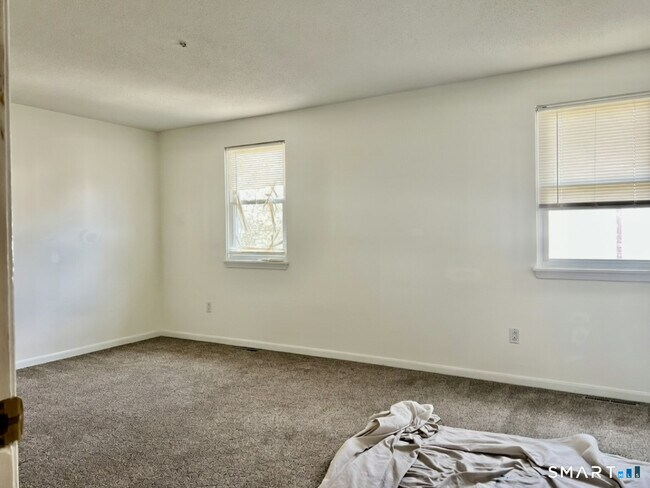 Building Photo - 16 E Gate Ln