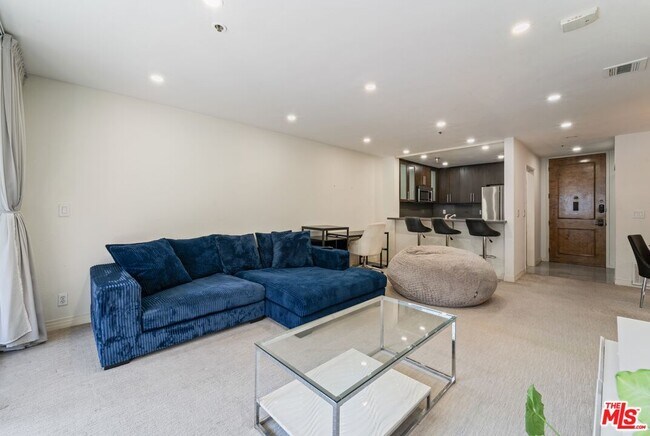 Building Photo - 121 S Hope St