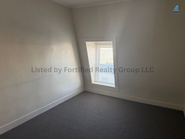 Building Photo - 825 Plymouth Ave