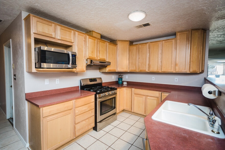 Building Photo - 10228 Belnap Pl