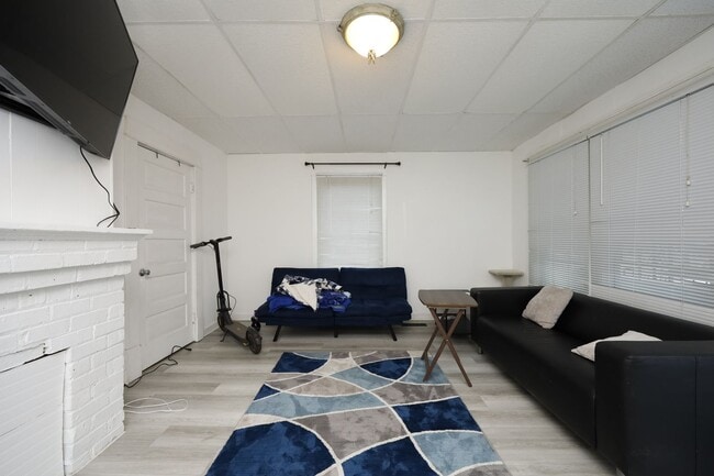 Building Photo - Great corner house in Chapel Hill!