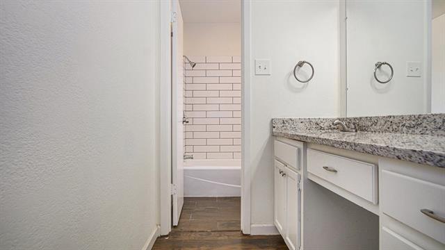 Building Photo - 2107 Mistletoe Ave
