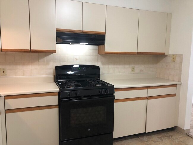 Building Photo - 385 Huse Rd