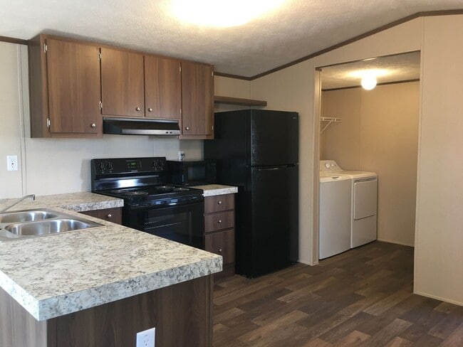 Building Photo - 2-Bedroom Home, minutes Away from the Colo...