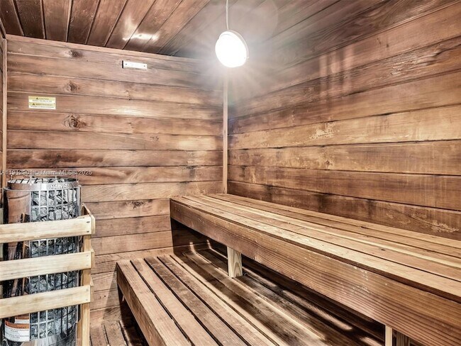 Building Photo - 2030 S Ocean Dr