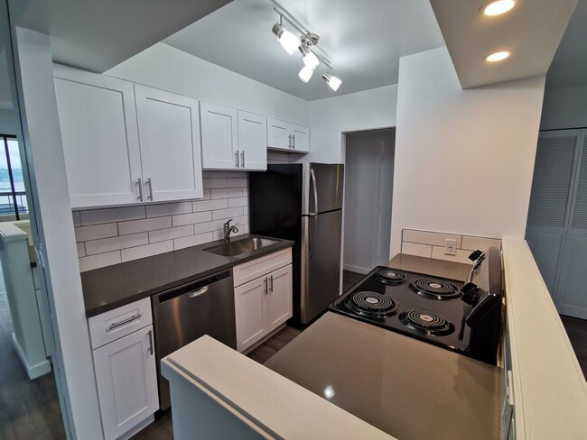 Building Photo - Brand new renovated 1 bedroom, 1 bath cond...