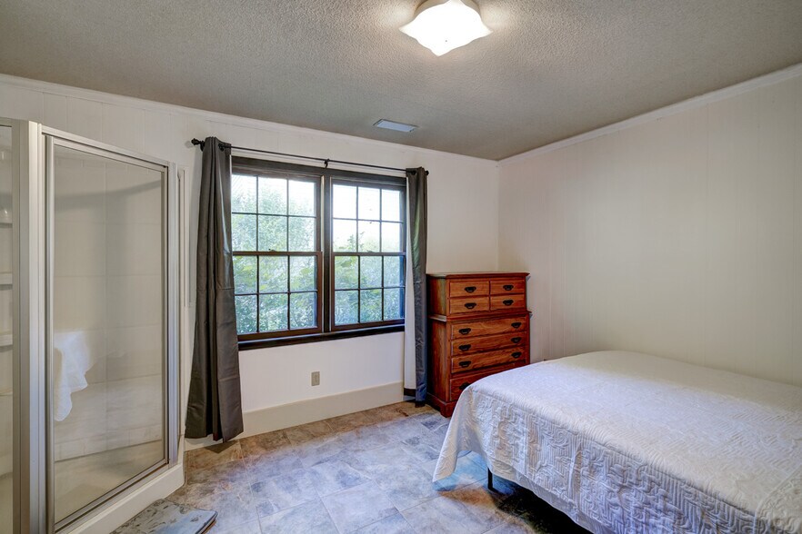 Building Photo - 1422 Pineview Dr