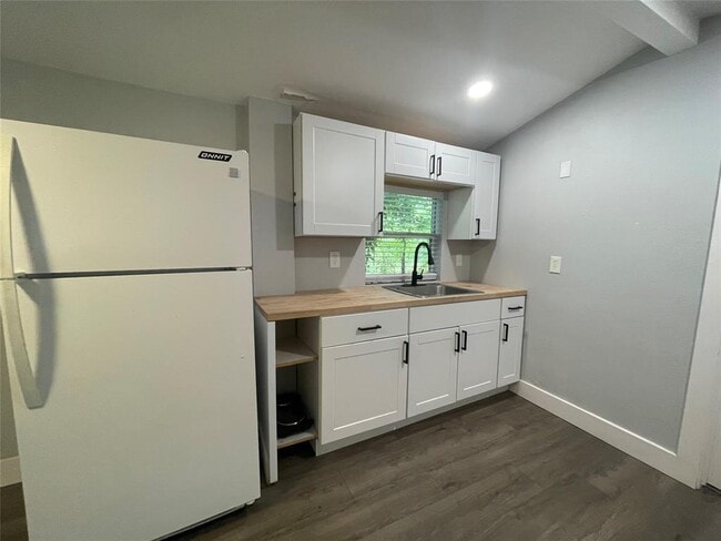 Building Photo - 2113 River Rd