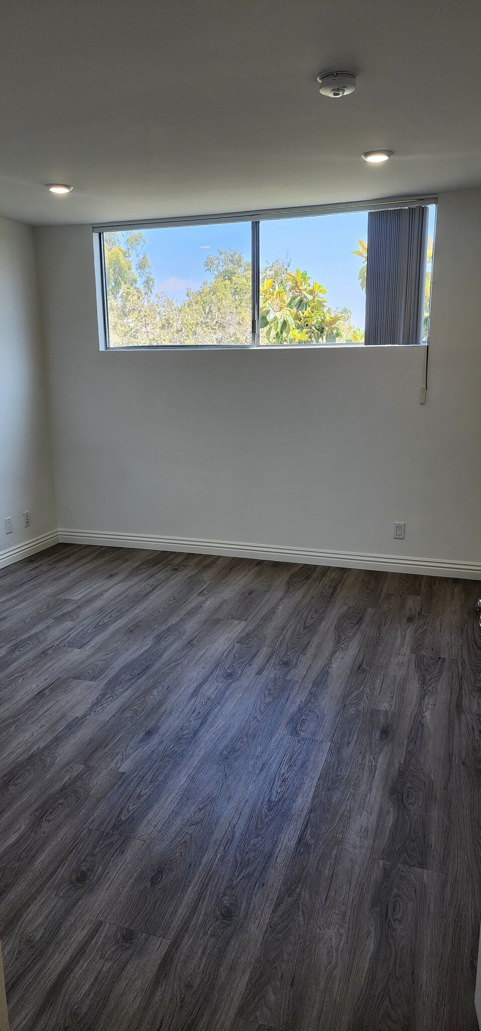 Building Photo - 303 N Swall Dr