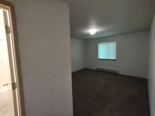 Building Photo - Ground Floor 2 BR 2BA with Storage & w/d