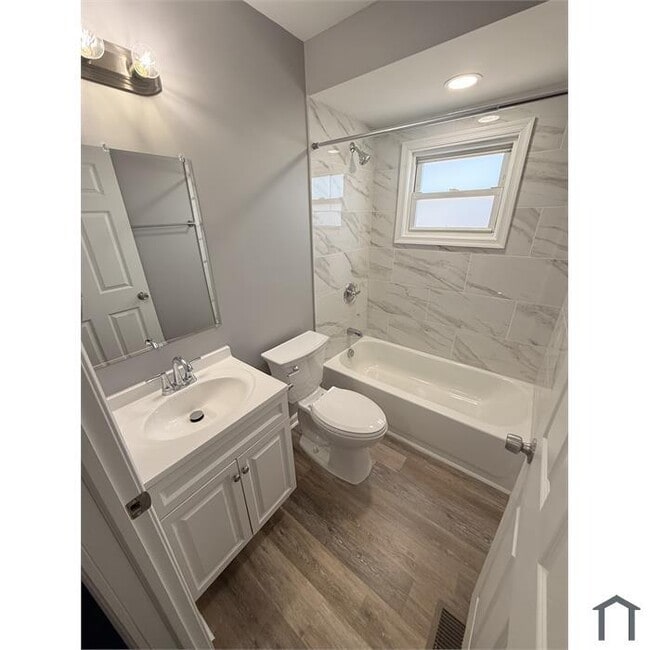 Building Photo - 3 bedroom with Parking