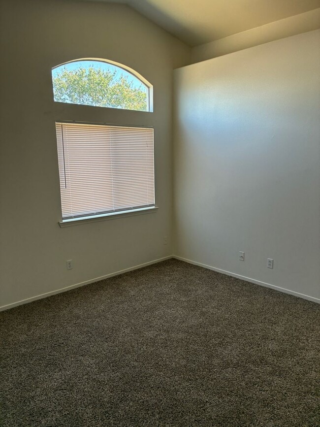 Building Photo - 3 Bedroom 2 Bath Home