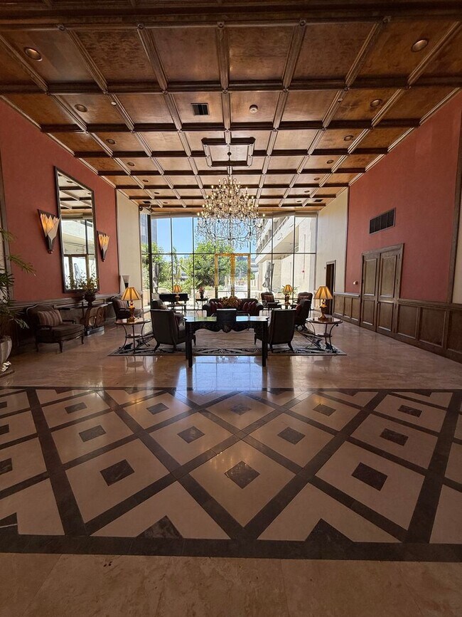 Building Photo - 2bed 2bath in the Heart of Los Angeles